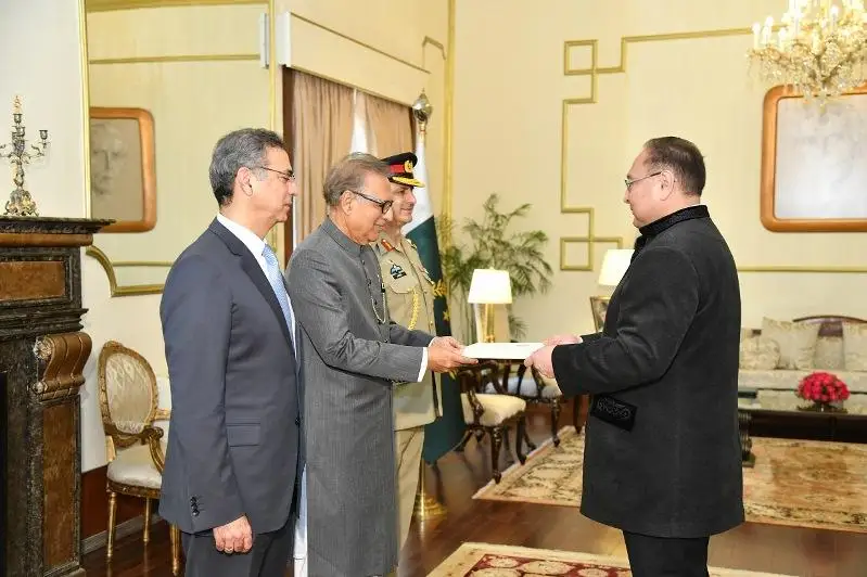 哈萨克斯坦大使向巴基斯坦总统递交国书