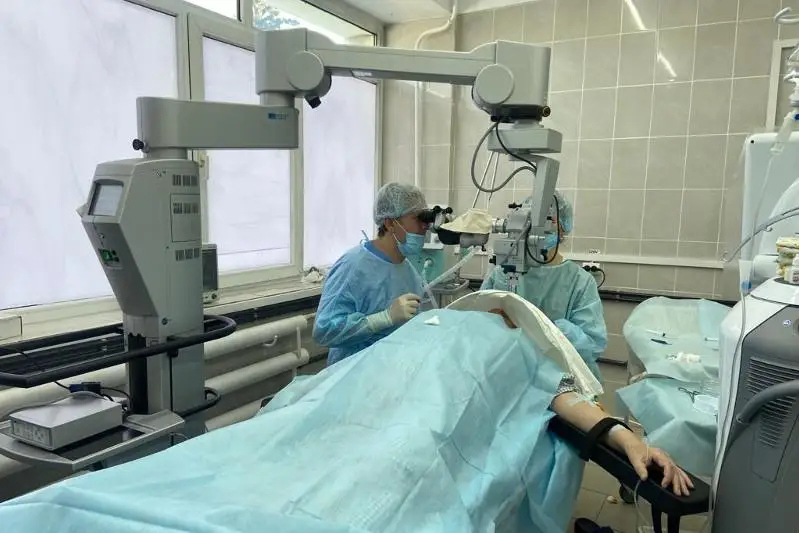 Четыре сложные операции на глаза провели пациентам в один день в Алматы