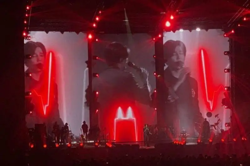 Димаш Кудайберген оғир кассалдан вафот этган мухлисасига қўшиқ бағишлади