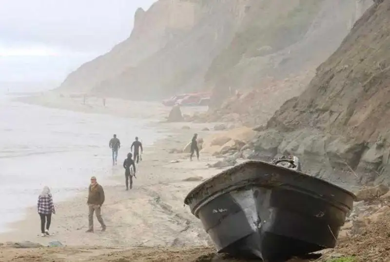 Калифорния соҳилларида иккита муҳожир қайиғи чўкиб кетди