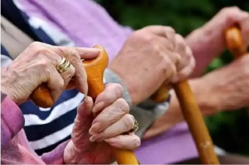 ەڭبەك ءمينيسترى ايەلدەردىڭ زەينەتكە ەرتە شىعۋىنا قاتىستى پىكىر ءبىلدىردى