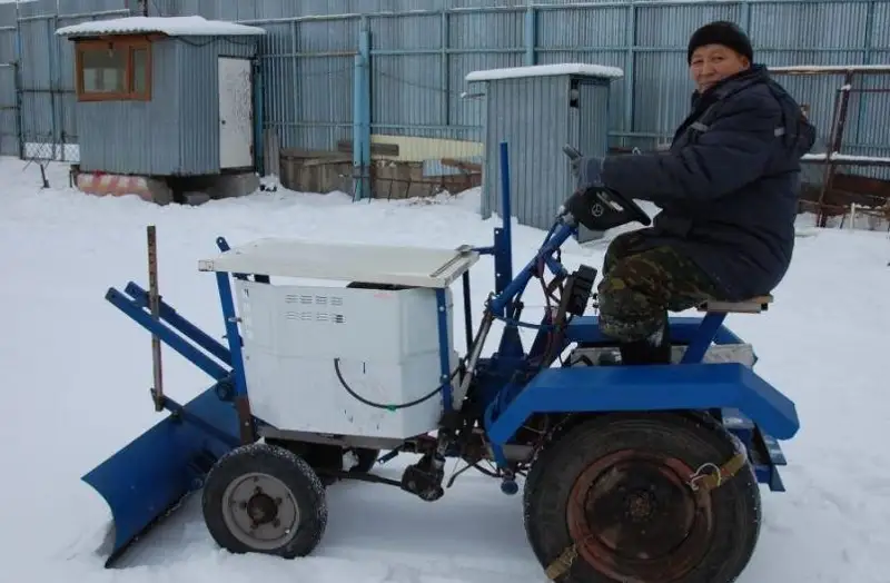 قولدان قۇراستىرعان تراكتور