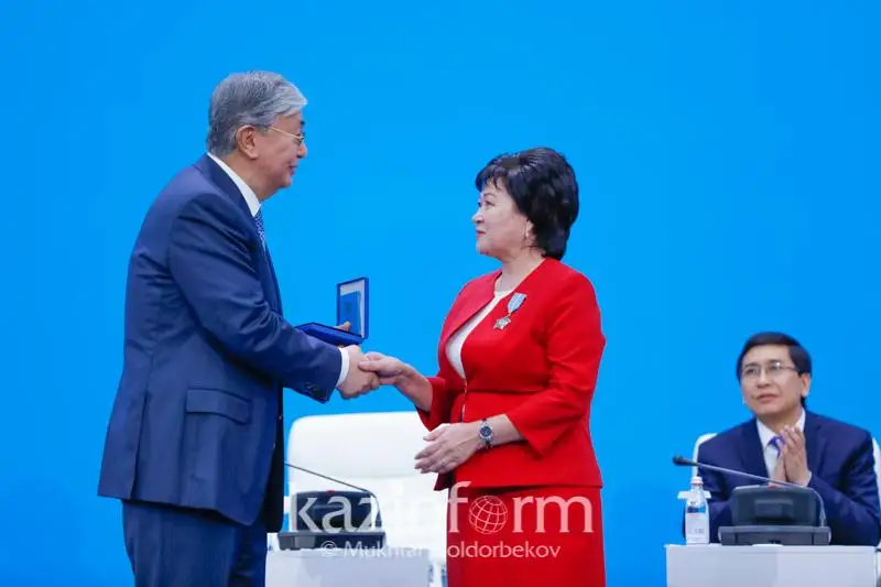 托卡耶夫总统向多名优秀教育工作者颁发国家奖章