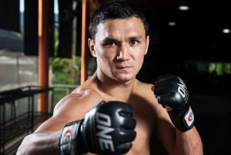 Қозоғистонлик Қайрат Ахметов япониялик билан жанг олдидан вазн ўлчаш ва кўз уриштириш маросимида иштирок этди