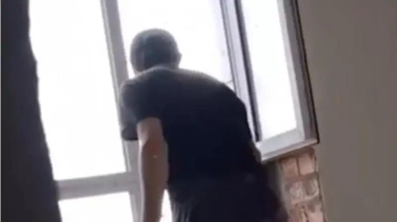 قۇرىلىستا ءجۇرىپ ءان سالعان جىگىتتى كوپشىلىك ديماشقا ۇقساتتى - ۆيدەو