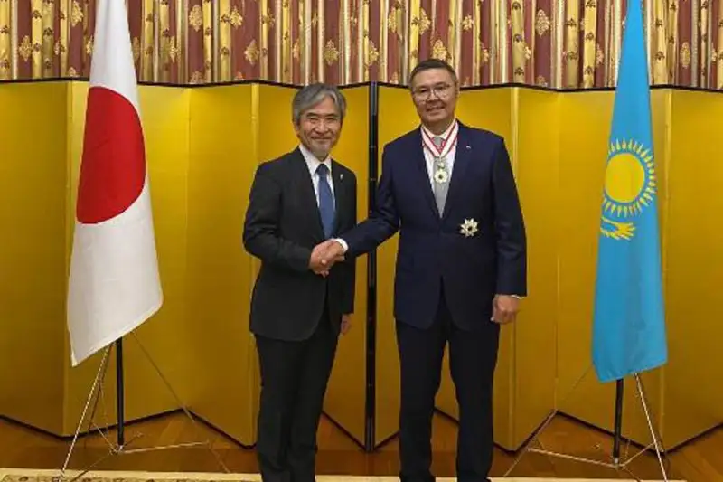日本驻哈大使向哈萨克斯坦外交官颁发旭日章