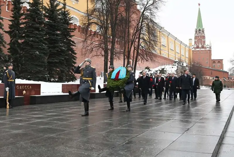 ҚР Президенти Москвадаги «Номаълум аскар қабри» ёдгорлик-монументи пойига гул қўйди