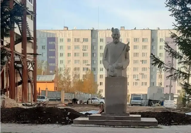 پەتروپاۆلداعى ۇكىلى ىبىراي ەسكەرتكىشىنىڭ تۇبىنەن ور قازعان كىم؟