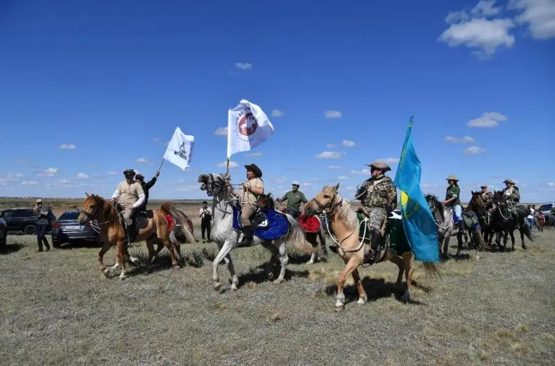 سالت اتتى ساياحاتشىلار بوزوقتان بوتايعا دەيىن ەكسپەديتسياعا شىقتى