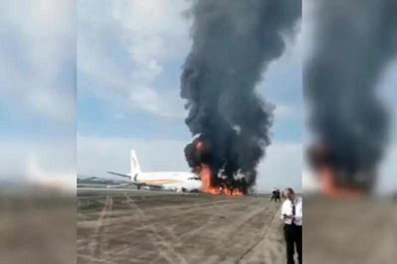 Хитойда 113 йўловчиси бўлган самолёт ёниб кетди