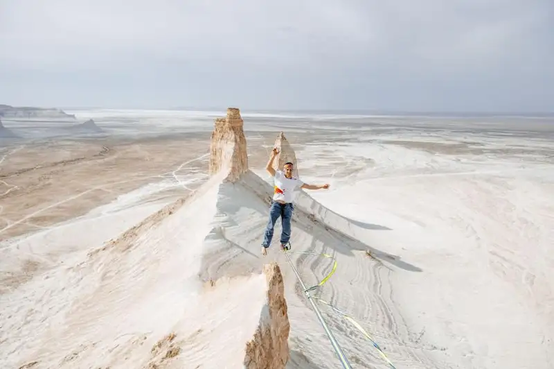 ەستون سپورتشىسى بوزجىراداعى شاتقالداردىڭ اراسىن اسپالى ارقان بويىمەن ءجۇرىپ ءوتتى