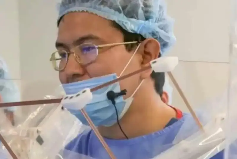 ҚР ПИБ Тиббиёт маркази нейрохирурги Ўзбекистонда мураккаб операция ўтказди