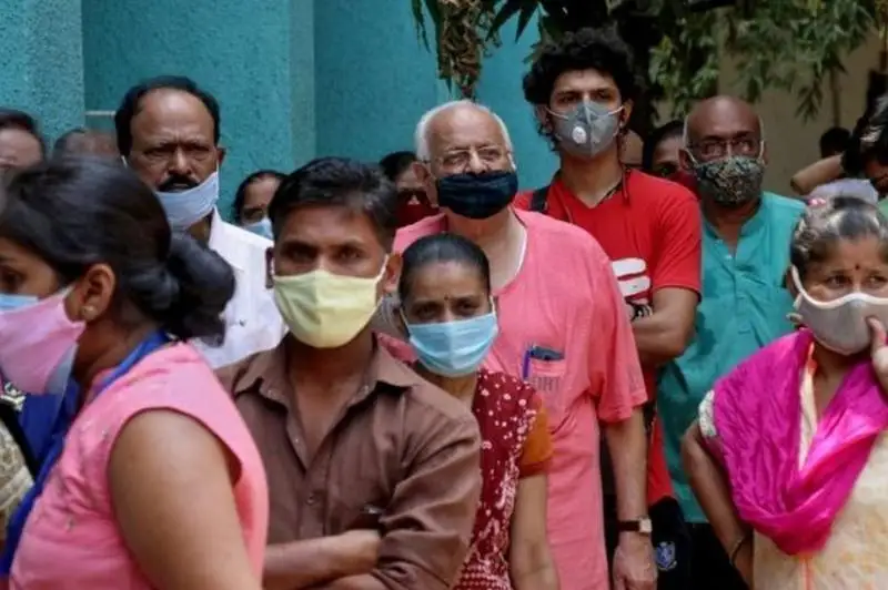 Дунёда коронавирус: Ҳиндистон вафот этганларни автотураргоҳда ёқиб юбормоқда, Pfizer Covid-19га қарши таблеткаларини ваъда қилмоқда