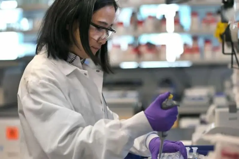 АҚШда биринчи марта инсон коронавирус вакцинаси билан эмланди