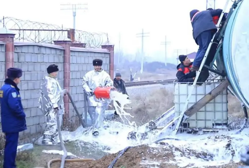 Цистерны с бензином сошли с рельсов в Кыргызстане, погиб человек