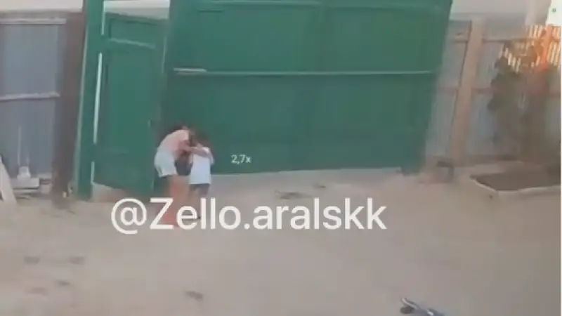 تۇنشىعىپ قالعان ءىنىسىن قۇتقارعان قىزىلوردالىق كىشكەنتاي قىزدىڭ ۆيدەوسى جەلىدە تارادى