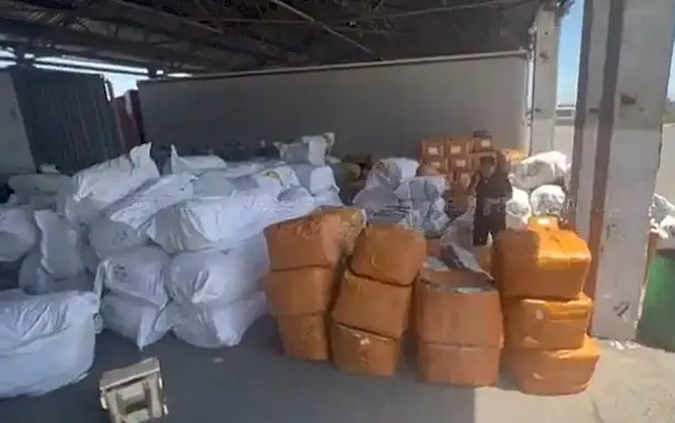 吉海关扣押来自中国的走私货物