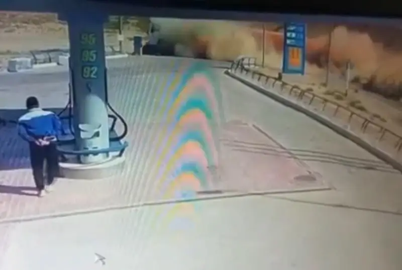 ماڭعىستاۋدا بيتۋم تيەگەن جۇك كولىگى باسىپ كەتكەن دجيپتىڭ جۇرگىزۋشىسى امان قالدى - ۆيدەو