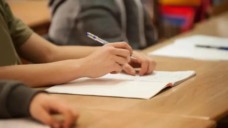 الماتىلىق 9-سىنىپ وقۋشىسىنىڭ شاعىمىنان كەيىن مۇعالىم جۇمىستان شەتتەتىلدى