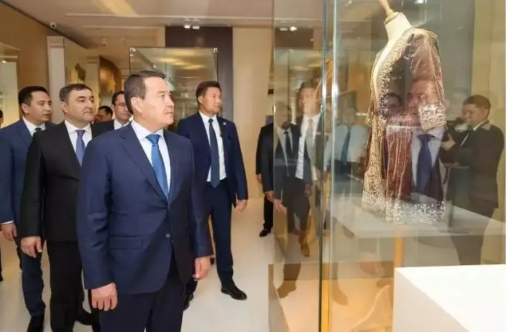 ءاليحان سمايىلوۆ باكۋدەگى گەيدار اليەۆ ورتالىعىنا باردى