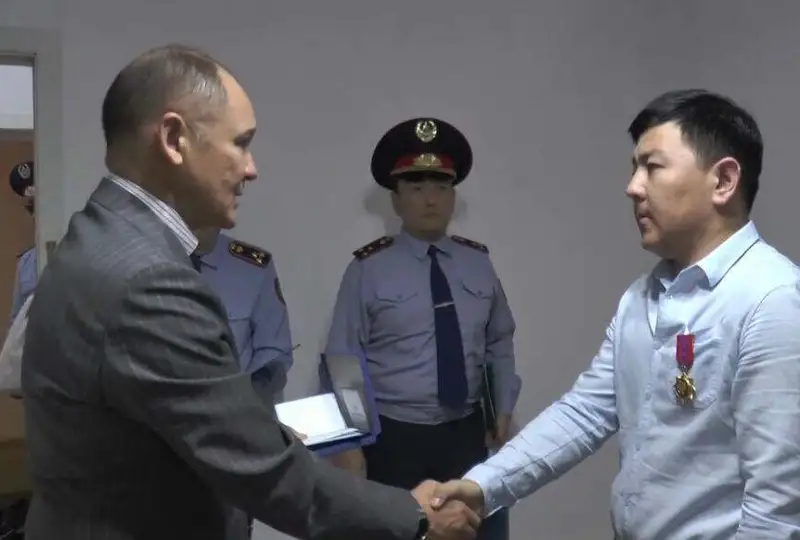 Пострадавший в ходе январских беспорядков полицейский получил госнаграду