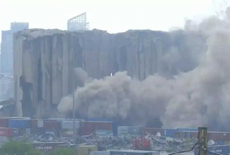 Ливанда элеватор ўпирилиб тушди