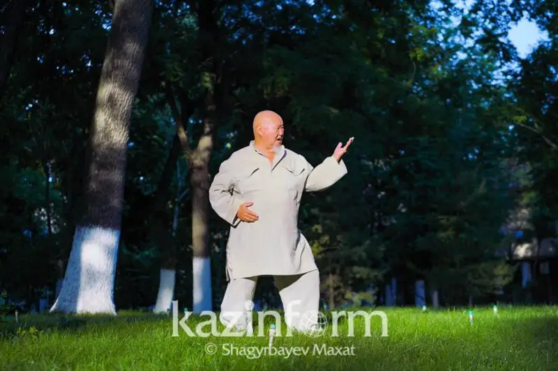 سۋ بەتىندە جۇگىرىپ، وتتان وتكەن: شىمكەنتتە شاولين مەكتەبىنىڭ شاكىرتى تۇرادى - فوتو