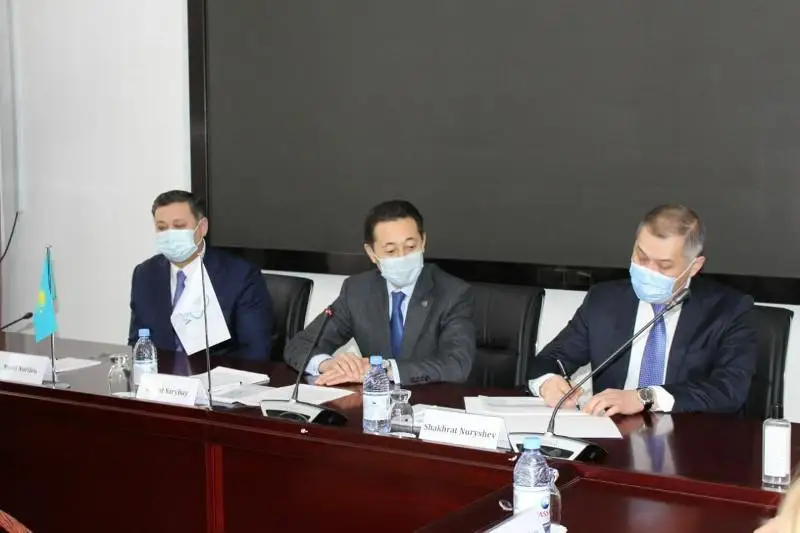 总统助理和外交部第一副部长访问亚信会议秘书处