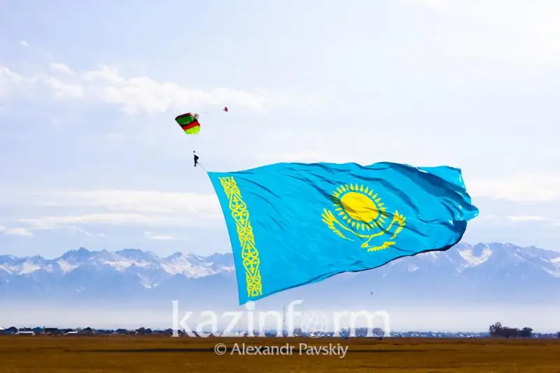 Almaty aspanynda Qazaqstannyń eń úlken týy jelbiredi