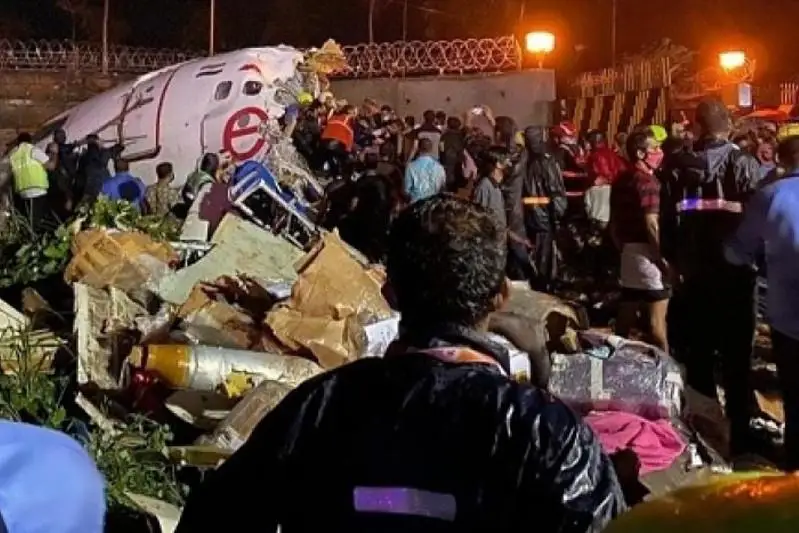 印度一架客机降落时冲出跑道致17人死亡