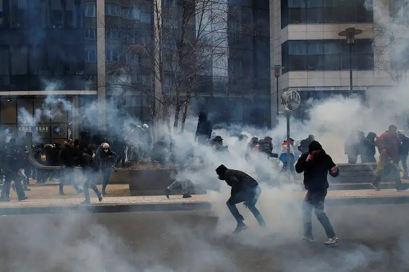 Кореяда заводдаги даҳшатли  ёнғинни кечадан бери ўчира олишмаяпти