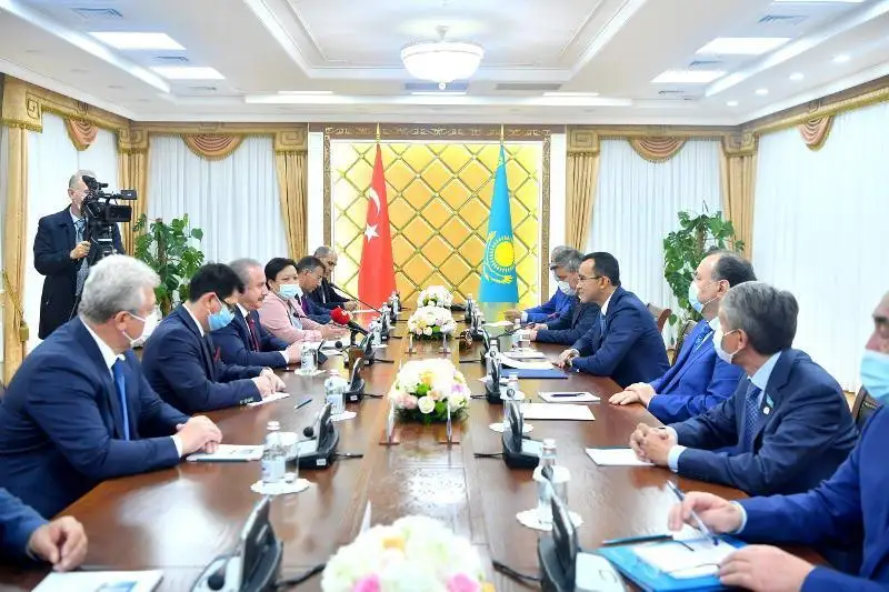 参议院议长会见土耳其大国民议会议长穆斯塔法·森托普