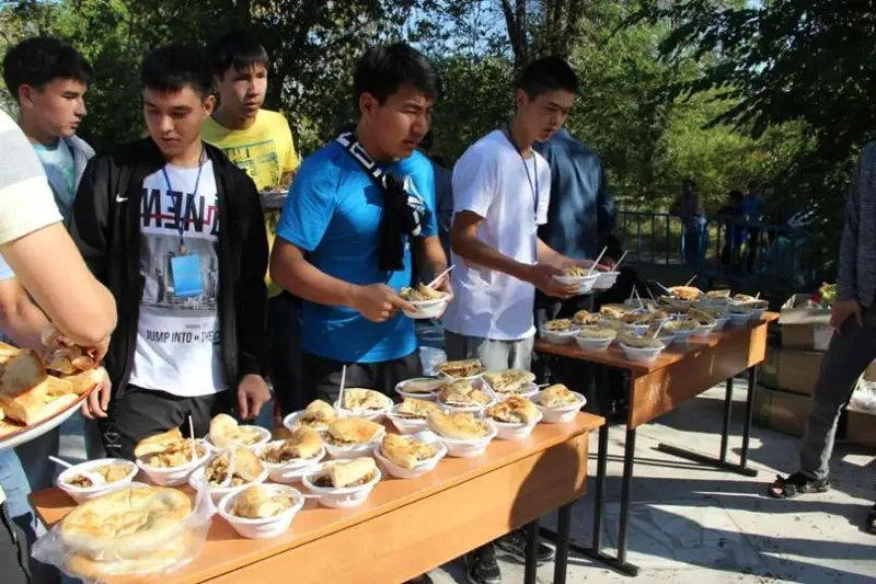 Павлодарда Қурбон ҳайитнинг биринчи кунида бир неча қозон палов тарқатилади