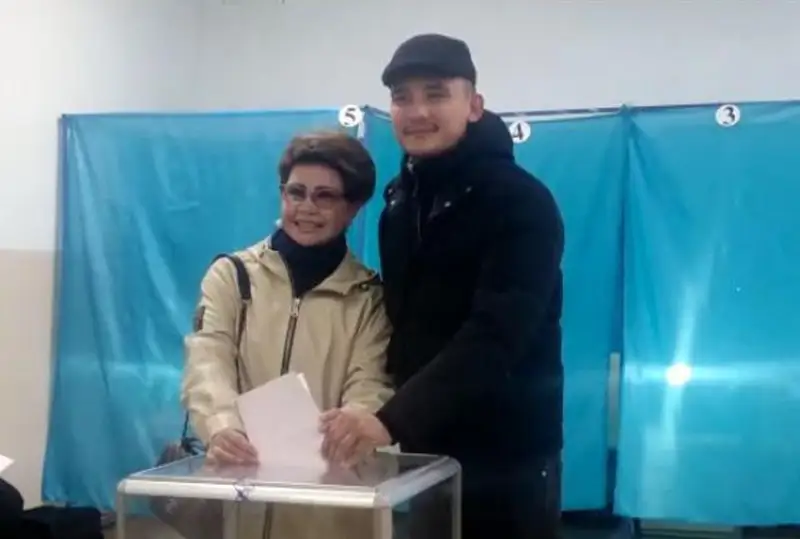 Роза Рымбаева, Мадина Садвакасова и другие звезды проголосовали на выборах в Алматы