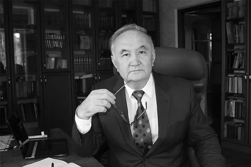 托卡耶夫总统就著名诗人拉乌山诺夫逝世致唁电