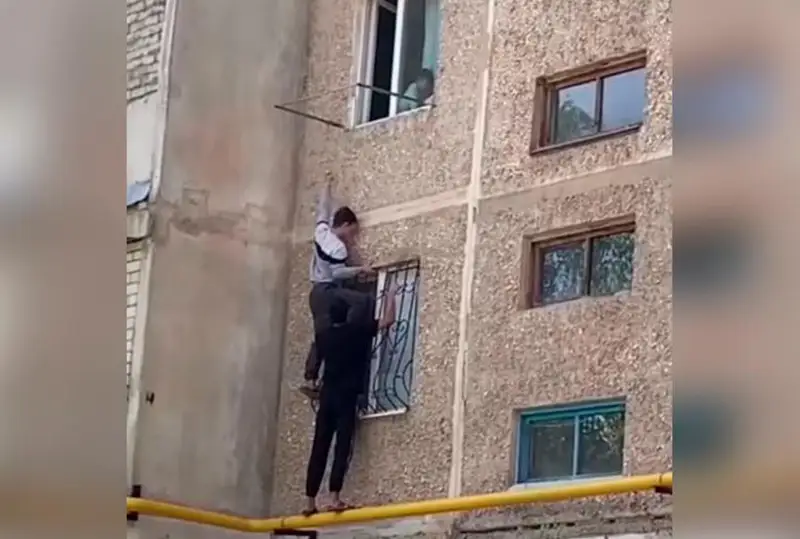 شىمكەنتتە اشىق تۇرعان تەرەزەدەن ءسابيدى قۇتقارعان جىگىتتەردىڭ ارەكەتى كوپشىلىكتى ءسۇيسىنتتى