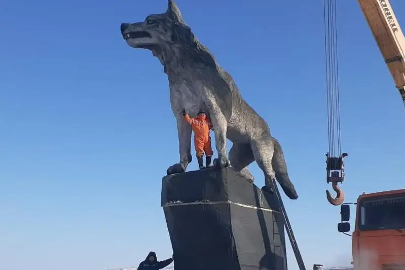哈萨克斯坦乌鲁套山竖立全球最大苍狼雕像