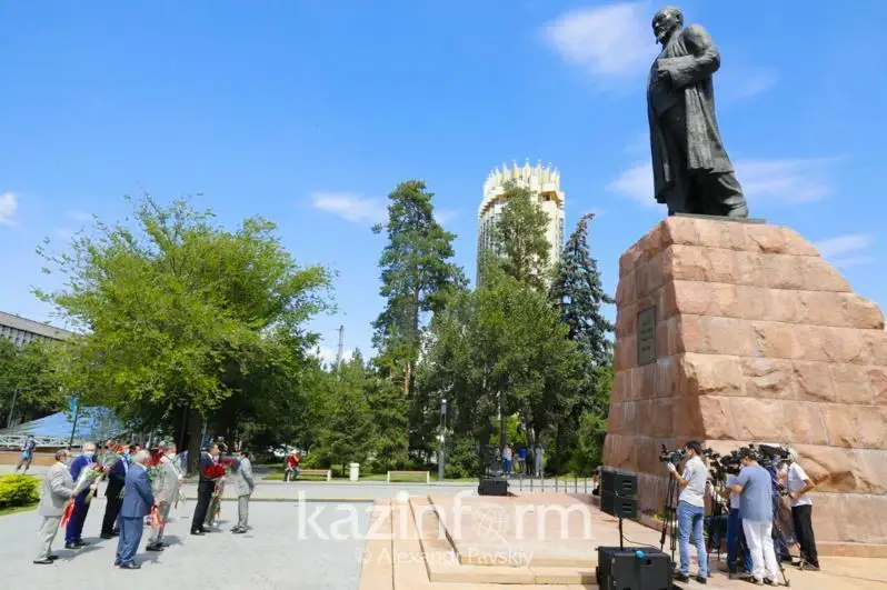 Зиёлилар Абай ҳайкали пойига гул қўйдилар