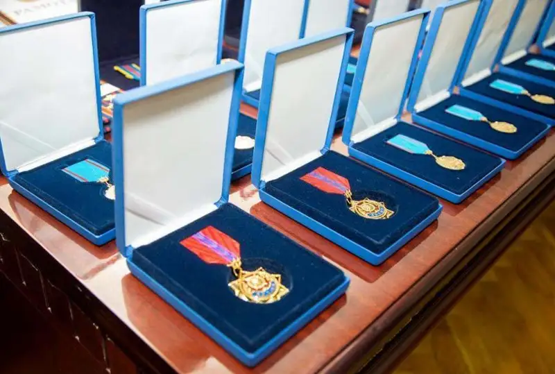 Отличившихся безупречной службой полицейских наградили в МВД РК