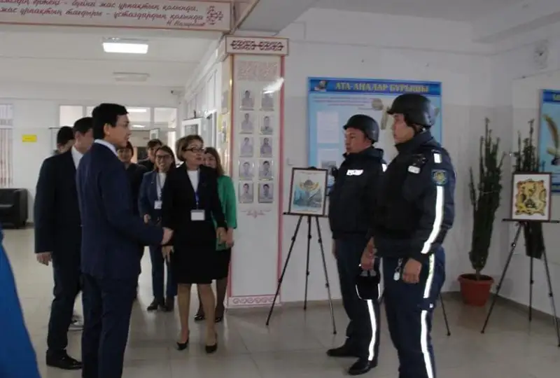 Dabyl túımesin basyp, polıtsııa qyzmetkerlerin mazalaýǵa týra keldi - Ashat Aımaǵambetov