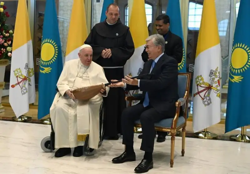 Қасим-Жомарт Тоқаев Рим Папасига дўмбира совға қилди