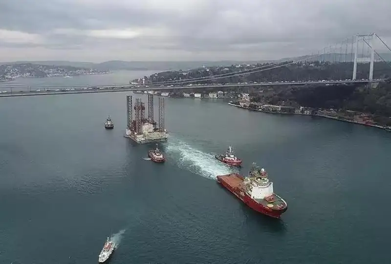 Туркия Босфор ва Дарданелл бўғозларидан кемаларнинг ўтиши учун тарифларни оширди