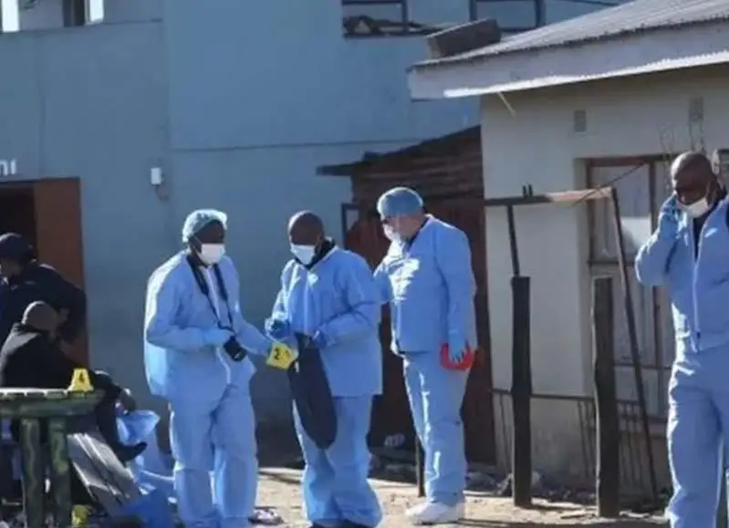 Жанубий Африкадаги тунги клублардан бирида 22 кишининг жасади топилди