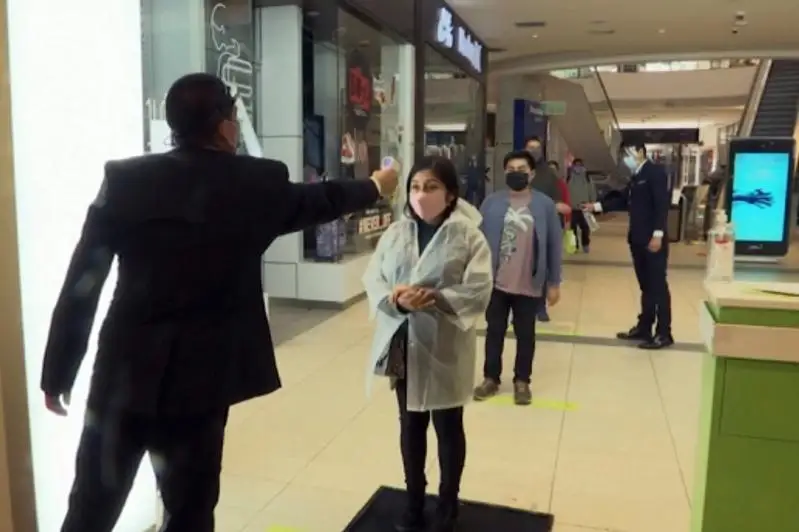 Перуда савдо марказларида 40 дақиқадан кўпроқ юриш тақиқланди