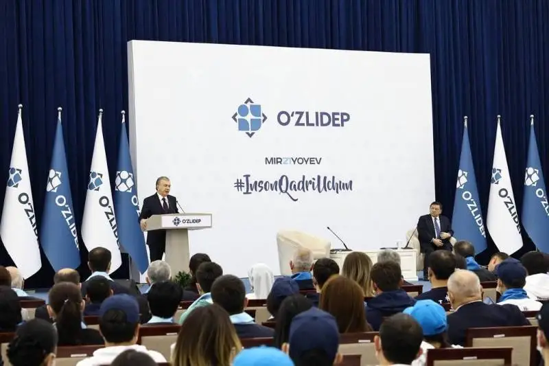 Шавкат Мирзиёев Тошкентда сайловчилар билан учрашмоқда