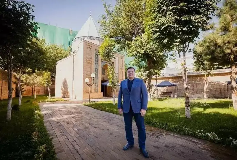 ҚР Маданият вазири Тошкентдаги Тўле би мақбарасини зиёрат қилди