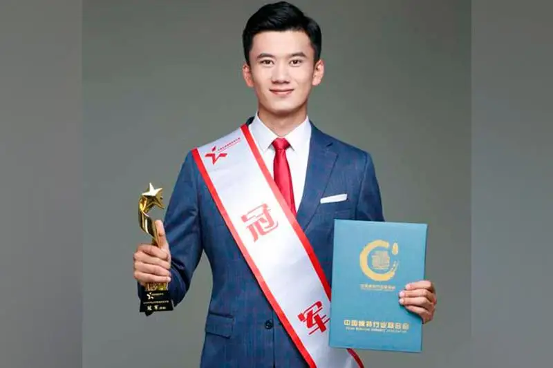 荣获中国最佳男模称号的哈萨克族小伙赛尔江