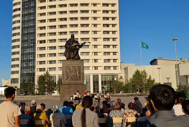 ەلوردادا قۇرمانعازى ەسكەرتكىشى الدىندا كۇي جارىسى ءوتتى