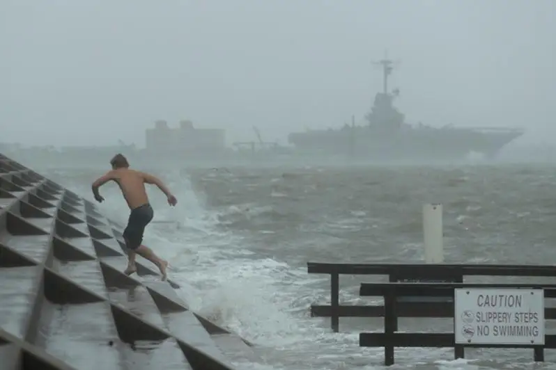 АҚШда даҳшатли довул: 2,7 миллиондан ортиқ одам электрсиз қолди