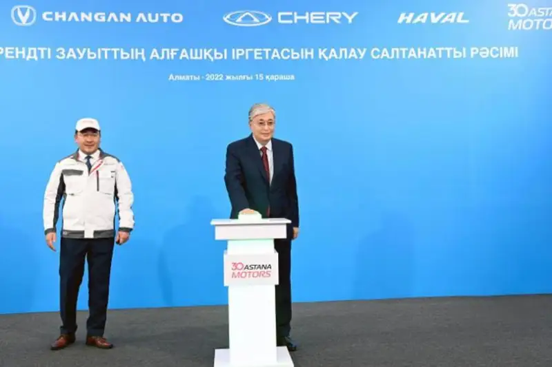Президент мультибрендли автомобил заводига таъмал тоши қўйиш маросимида иштирок этди